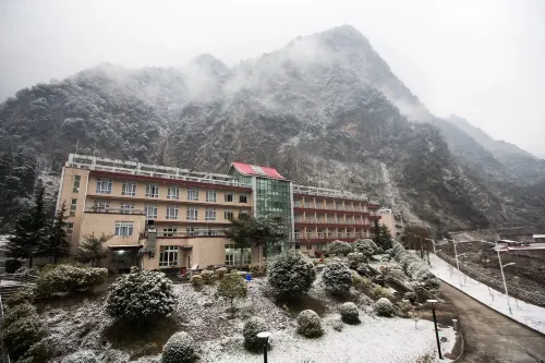 Jingda Riverside Hot Spring Hotel Hotels in Shimian