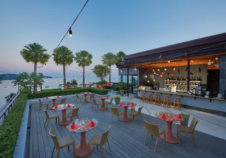 Bandara Beach Resort, Phuket Отели рядом с достопримечательностью «Остров Ко Лон»