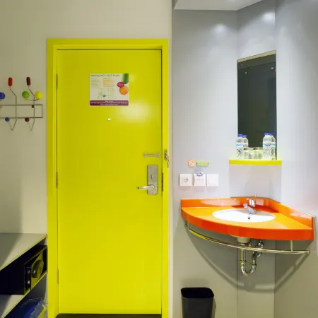 Pop! Hotel Tebet Jakarta Отели рядом с достопримечательностью «Торговый центр Epicentrum Walk»