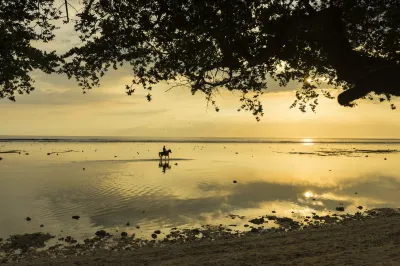 Gili Teak Beach Front Resort Hotel dekat MUSEUM DESA SESAIT KECAMATAN KAYANGAN KABUPATEN LOMBOK UTARA NTB.