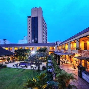 Holiday Garden Hotel & Resort Отели рядом с достопримечательностью «Ват Пратхат Дой Сутхеп»
