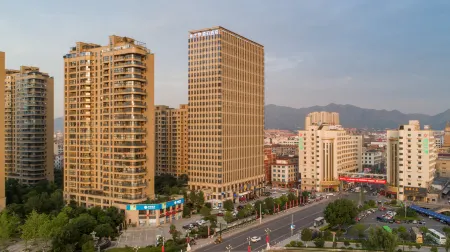 Ice Dream Fantasy Hotel (Hengdian Film and Television City Pedestrian Street) Отели рядом с достопримечательностью «New Garden of Eternal Spring (Summer Garden)»