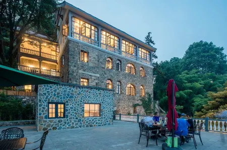QUEEN'S HOTEL· PRESTIGIOUS VILLA COMPLEX Отели рядом с достопримечательностью «Baiyun Mountain Pavilion»