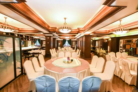 Atour Hotel (Chongqing Jiefangbei Shibati Branch) Отели рядом с достопримечательностью «Chongqing University of Education»