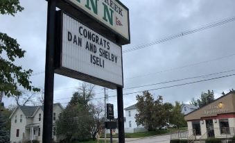 a sign for the stoney creek inn congratulates dan and shelley igel on their marriage at Boarders Inn & Suites by Cobblestone Hotels – Waukon