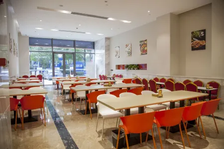 Rayfont Hotel & Apartment Chengdu Отели рядом с достопримечательностью «Чэнду Политехнический университет»