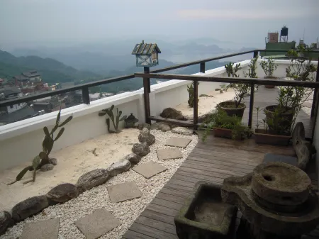 Jiufen Jiu Chong Ting Inn & Seaview B&B | In the Heart of Old Street | Night Tours