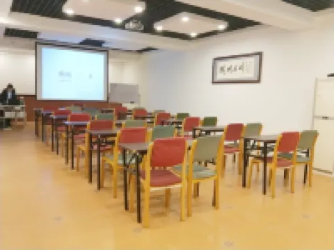 โรงแรมโฮมอินน์ (สถานีโดยสารผานจิน) โรงแรมในผานจิน