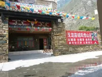 Yulong Jiarong Style Villa Hotels near Ganbao Tibetan Village