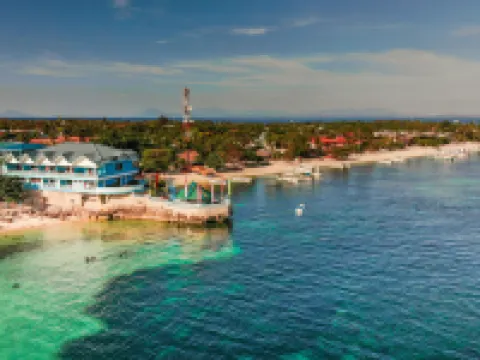 บลูคอรัลส์ บีชรีสอร์ท โรงแรมในดาอันบันตายัน