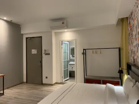 K Hotel Отели рядом с достопримечательностью «M-Cubed Bar»