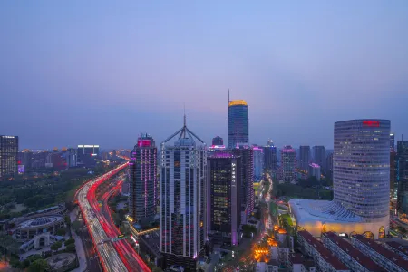 Golden Tulip  Shanghai Hong Qiao Отели рядом с достопримечательностью «Donghua University(Yanan Road Campus)»