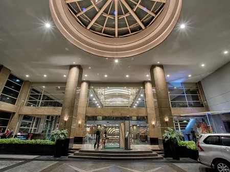 Wyndham Casablanca Jakarta Отели рядом с достопримечательностью «Sampoerna Strategic Square»