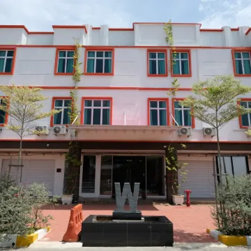 W Hotel Cemerlang Hotels near Cultural Centre