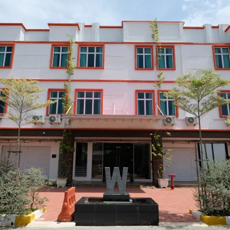 W Hotel Cemerlang Отели рядом с достопримечательностью «Военный музей»