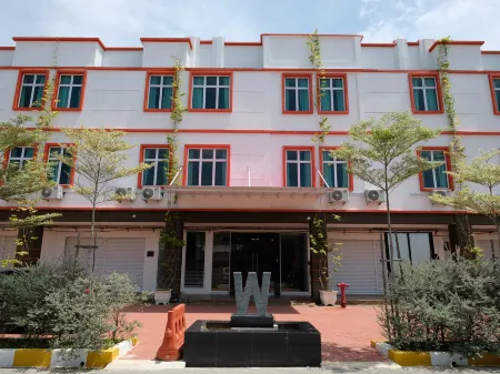 W Hotel Cemerlang Отели в г. Кота-Бару