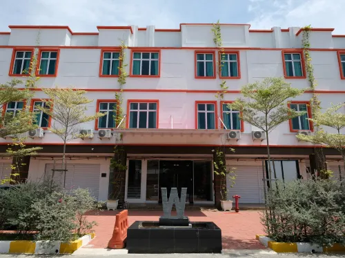 W Hotel Cemerlang Hôtels à : Panji