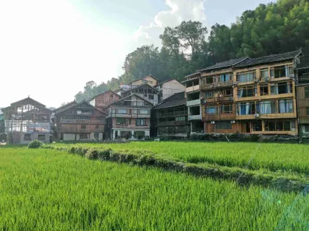 comfortableZhaoXing Отели рядом с достопримечательностью «Zhaoxing Dong Village»