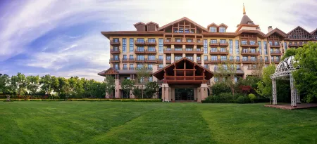 Orient-Anyi international Hotel Отели рядом с достопримечательностью «Nangong Parrot Park»