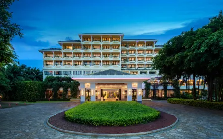 Palm Beach Resort & Spa Отели рядом с достопримечательностью «Xidao Wharf»