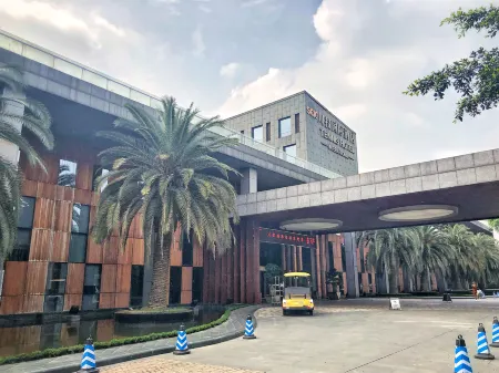 Tennis  International Hotel Отели рядом с достопримечательностью «Heidi and the garden of the dragonfly»