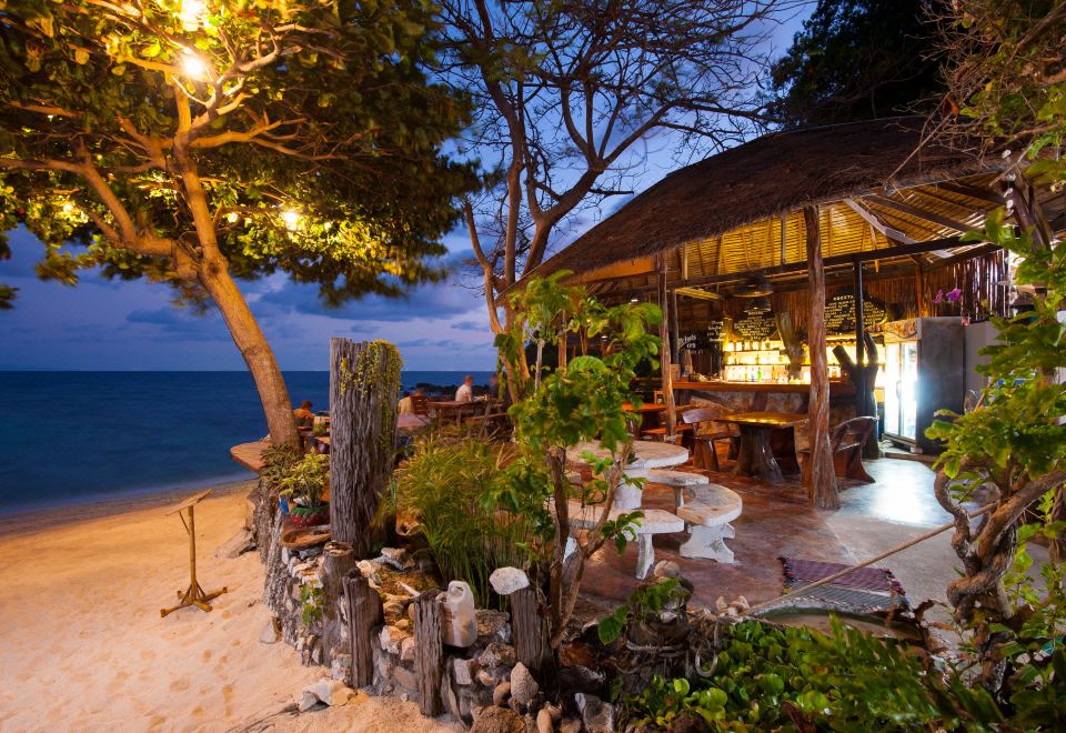 코럴 뷰 리조트의 해변 바와 휴식 공간