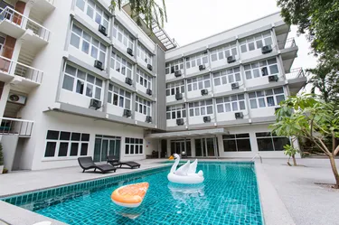 รูปภาพของแอท เดอะ เทรน