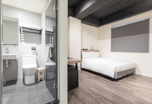 3. 트래블러 인 톄..