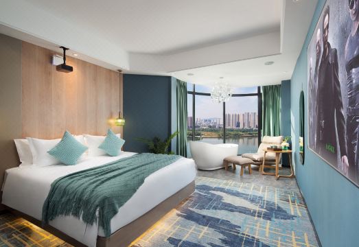 뤄비린 고공 강 전망 호텔