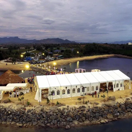 Nila Beach Resort Отели рядом с достопримечательностью «Гарден оф Слипинг Джайант»