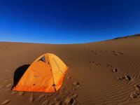 中卫腾格里向往沙漠国际露营基地 - 沙漠露营豪华单人帐篷（公共卫浴）