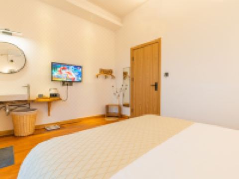 上海罂宿度假别墅(新春路分店) - 舒适阳台大床房