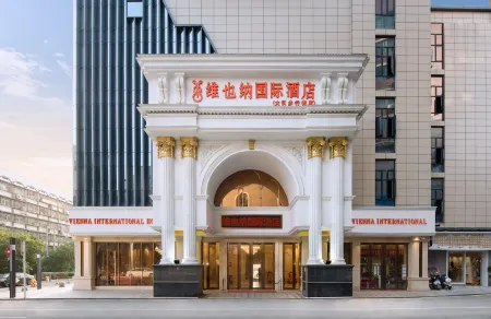 Vienna International Hotel (Shaoyang Dahan Pedestrian Street) Отели рядом с достопримечательностью «Shaoyang University (Southeast to Shaoyang Bureau of Commerce)»