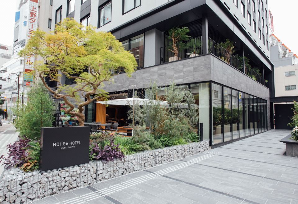 호텔 프런트 데스크에서 체크인하는 이미지