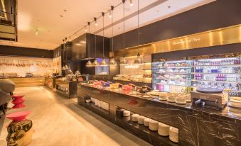 The restaurant features a wide variety of food displayed on the counter in front, complemented by an open concept layout at CitiGO Hotel Sanyuanqiao Beijing