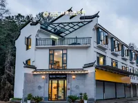 Floral Hotel · Linyuan Xiaozhu hotel (Wuyuan High Speed Railway Station Store) Hotels near Wuyuan Railway Station