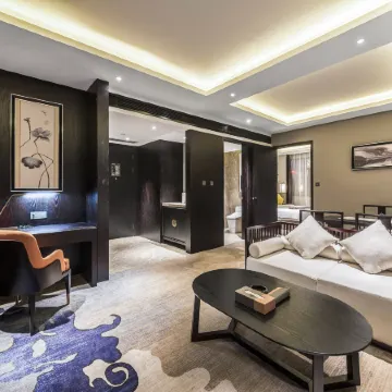 Rezen Dong Hotel (Chengdu Chunxi Road Tianfu Square) Отели рядом с достопримечательностью «Площадь Тиянфу»