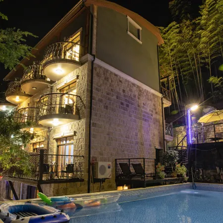 Mogan Mountain Xiaofeng Mujing Xiangye Hot Spring Hostel