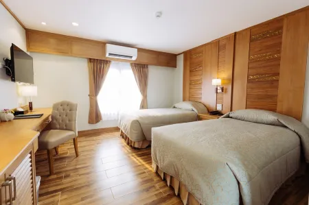 Decharme Hotel Отели рядом с достопримечательностью «Elephant Green Park»