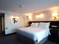 Queen Elizabeth 2 Hotel Hotels near Titanic