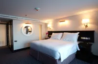 Queen Elizabeth 2 Hotel Hotel di Al Rifa