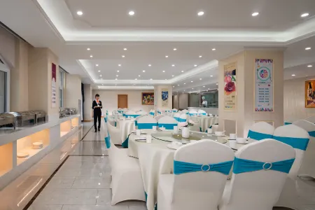 Vienna International Hotel (Khorgos Port) Отели рядом с достопримечательностью «Khorgas National Gate Scenic Area»