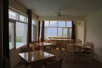 โรงแรมสวันส์ ฮุนซ่า