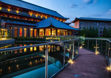 Cloud Hotel & Resort Отели рядом со станцией Luoping Railway Station