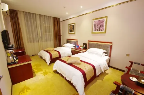 Four Seasons Small Town Hotel