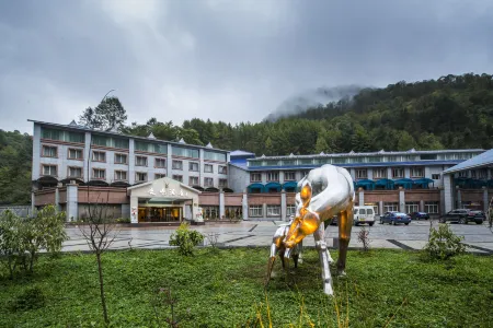 Luming Hotel Отели рядом с достопримечательностью «Erlang Mountain National Forest Park»