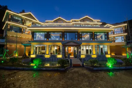 Lugu Lake Yunshang Holiday Hotel Отели рядом с достопримечательностью «Modai Wangfeifu»
