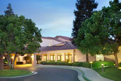 Courtyard Bakersfield Các khách sạn gần Salt 7even Float Center