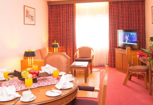 4. 호텔 그랜드 컨..