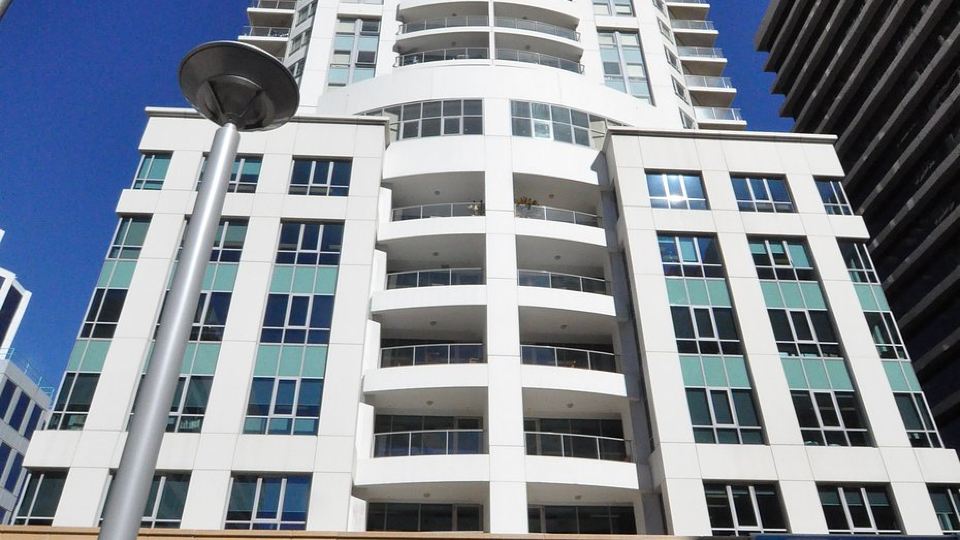 North Sydney Fully Self Contained Modern 2 Bed Apartment (2207BER)